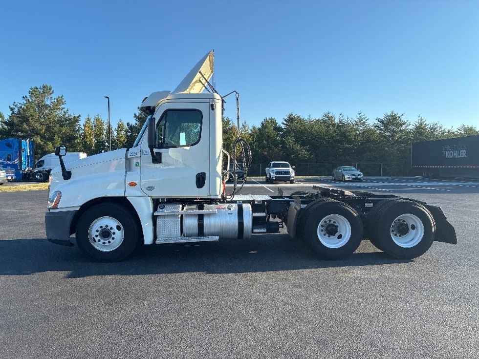 Day Cab Tractor-Heavy Duty Tractors-Freightliner-2019-Cascadia 12564ST-Greenville-SC-311,251\n\t\tmiles-$ 43,000 - Image 4