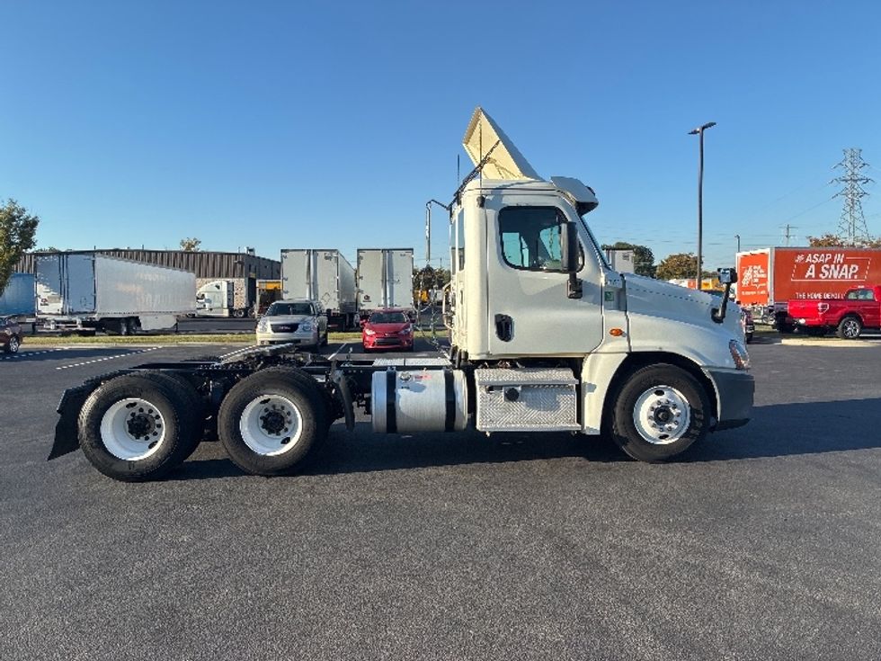 Day Cab Tractor-Heavy Duty Tractors-Freightliner-2019-Cascadia 12564ST-Greenville-SC-311,251\n\t\tmiles-$ 43,000 - Image 8