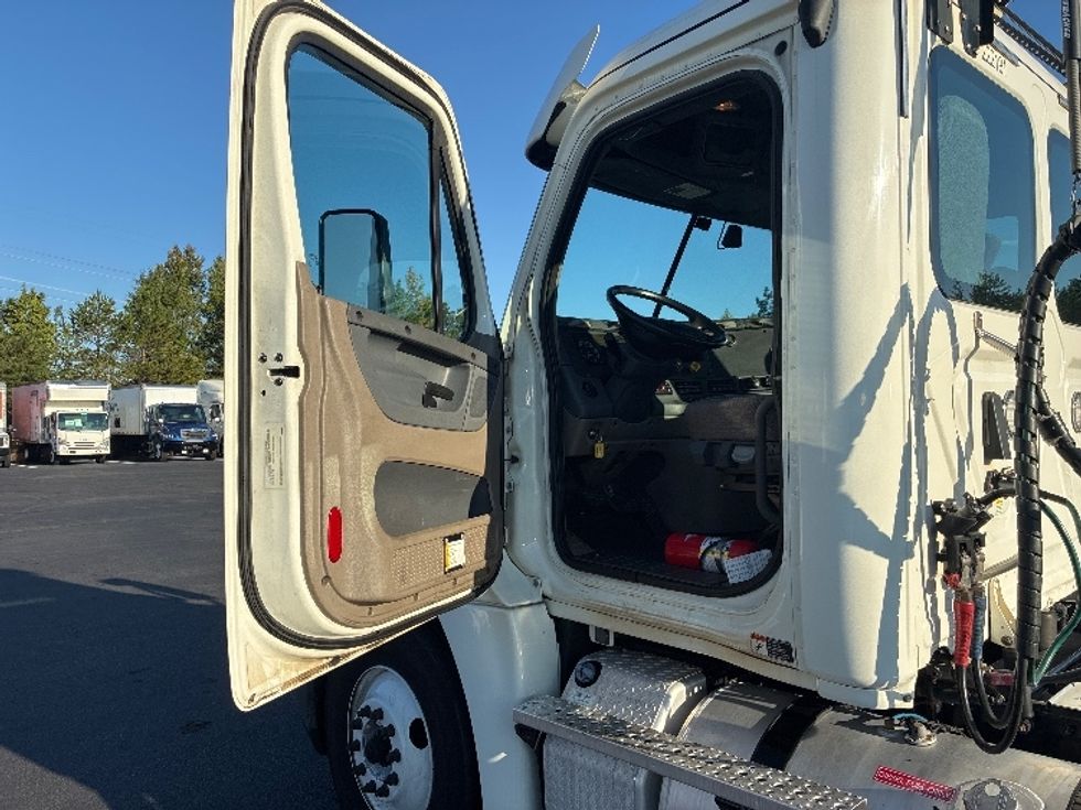 Day Cab Tractor-Heavy Duty Tractors-Freightliner-2019-Cascadia 12564ST-Greenville-SC-311,251\n\t\tmiles-$ 43,000 - Image 9