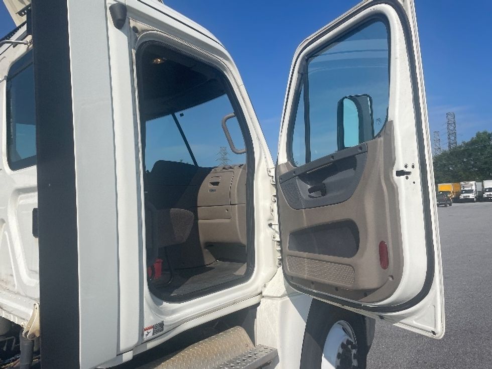 Day Cab Tractor-Heavy Duty Tractors-Freightliner-2019-Cascadia 12564ST-Greenville-SC-480,803\n\t\tmiles-$ 38,250 - Image 12