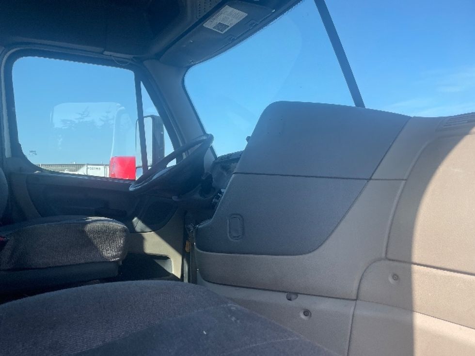 Day Cab Tractor-Heavy Duty Tractors-Freightliner-2019-Cascadia 12564ST-Greenville-SC-480,803\n\t\tmiles-$ 38,250 - Image 14