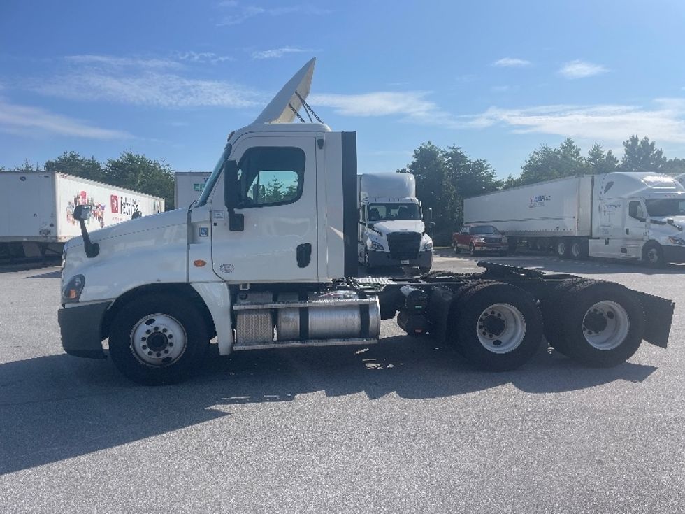 Day Cab Tractor-Heavy Duty Tractors-Freightliner-2019-Cascadia 12564ST-Greenville-SC-480,803\n\t\tmiles-$ 38,250 - Image 4