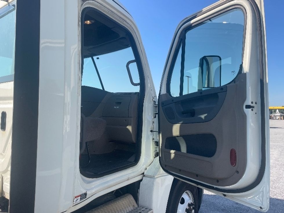 Day Cab Tractor-Heavy Duty Tractors-Freightliner-2019-Cascadia 12564ST-Greenville-SC-537,378\n\t\tmiles-$ 29,000 - Image 12