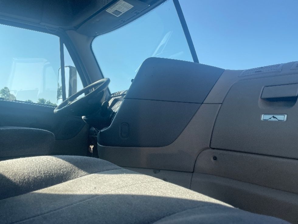 Day Cab Tractor-Heavy Duty Tractors-Freightliner-2019-Cascadia 12564ST-Greenville-SC-537,378\n\t\tmiles-$ 29,000 - Image 14