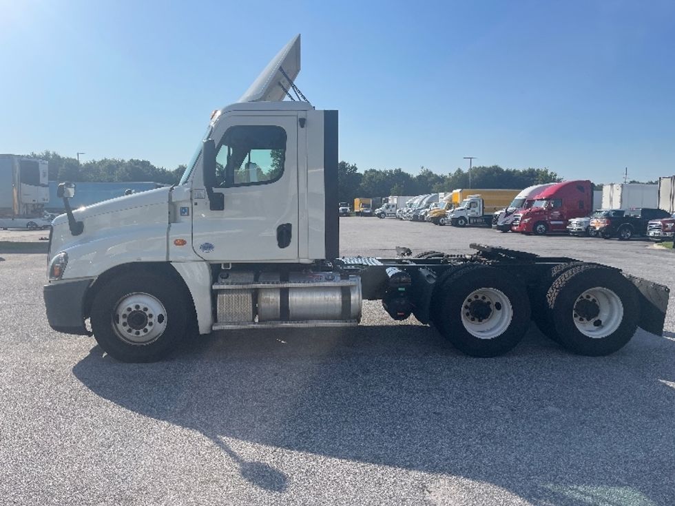 Day Cab Tractor-Heavy Duty Tractors-Freightliner-2019-Cascadia 12564ST-Greenville-SC-537,378\n\t\tmiles-$ 29,000 - Image 4