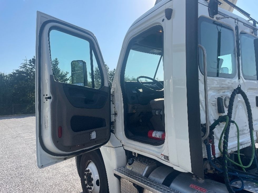 Day Cab Tractor-Heavy Duty Tractors-Freightliner-2019-Cascadia 12564ST-Greenville-SC-537,378\n\t\tmiles-$ 29,000 - Image 9