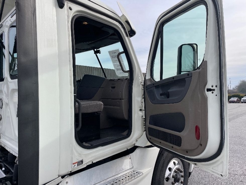 Day Cab Tractor-Heavy Duty Tractors-Freightliner-2019-Cascadia 12564ST-Greenville-SC-598,965\n\t\tmiles-$ 26,250 - Image 12