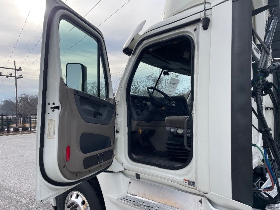 Day Cab Tractor-Heavy Duty Tractors-Freightliner-2019-Cascadia 12564ST-Greenville-SC-598,965\n\t\tmiles-$ 26,250 - Image 9