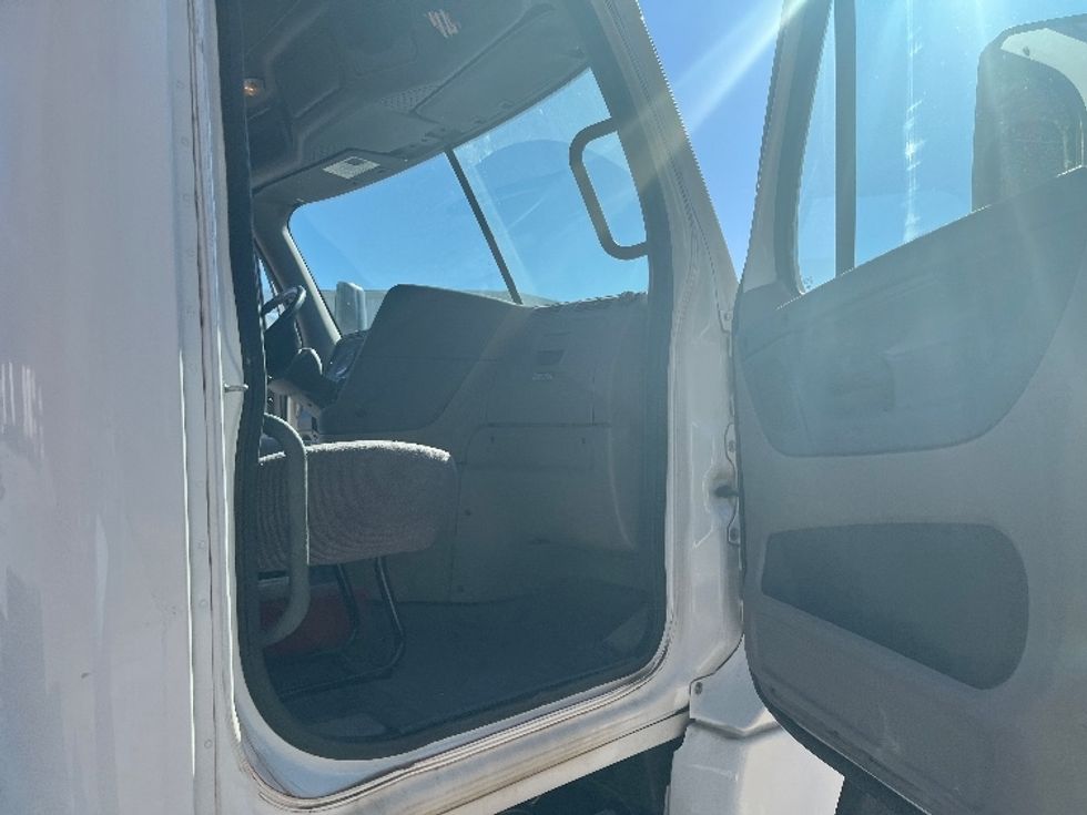 Day Cab Tractor-Heavy Duty Tractors-Freightliner-2019-Cascadia 12564ST-Greer-SC-460,133\n\t\tmiles-$ 40,000 - Image 12