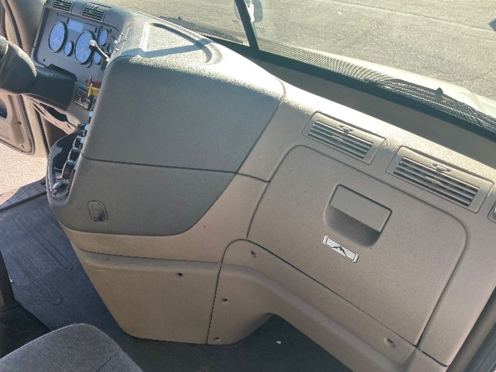 Day Cab Tractor-Heavy Duty Tractors-Freightliner-2019-Cascadia 12564ST-Greer-SC-460,133\n\t\tmiles-$ 40,000 - Image 13