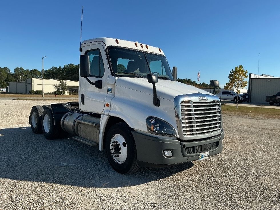Day Cab Tractor-Heavy Duty Tractors-Freightliner-2019-Cascadia 12564ST-Gulfport-MS-527,178\n\t\tmiles-$ 32,500 - Image 1