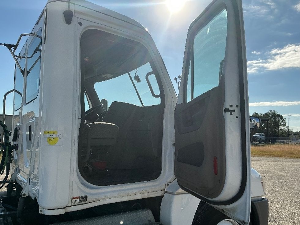 Day Cab Tractor-Heavy Duty Tractors-Freightliner-2019-Cascadia 12564ST-Gulfport-MS-527,178\n\t\tmiles-$ 32,500 - Image 12