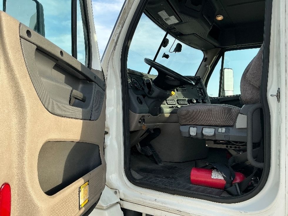 Day Cab Tractor-Heavy Duty Tractors-Freightliner-2019-Cascadia 12564ST-Gulfport-MS-543,019\n\t\tmiles-$ 32,000 - Image 9