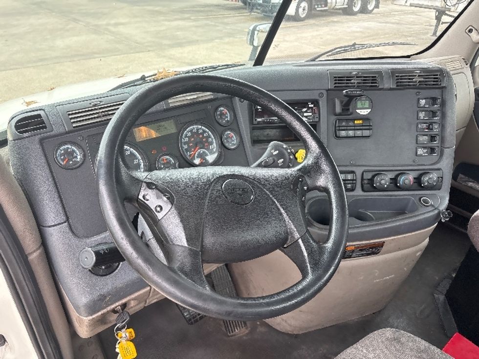 Day Cab Tractor-Heavy Duty Tractors-Freightliner-2019-Cascadia 12564ST-Hammond-LA-335,842\n\t\tmiles-$ 45,750 - Image 11