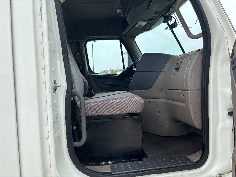 Day Cab Tractor-Heavy Duty Tractors-Freightliner-2019-Cascadia 12564ST-Hammond-LA-335,842\n\t\tmiles-$ 45,750 - Image 12