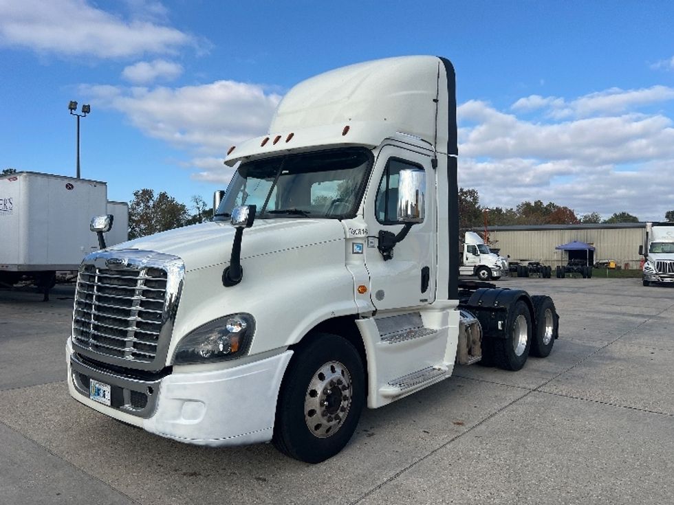 Day Cab Tractor-Heavy Duty Tractors-Freightliner-2019-Cascadia 12564ST-Hammond-LA-335,842\n\t\tmiles-$ 45,750 - Image 3
