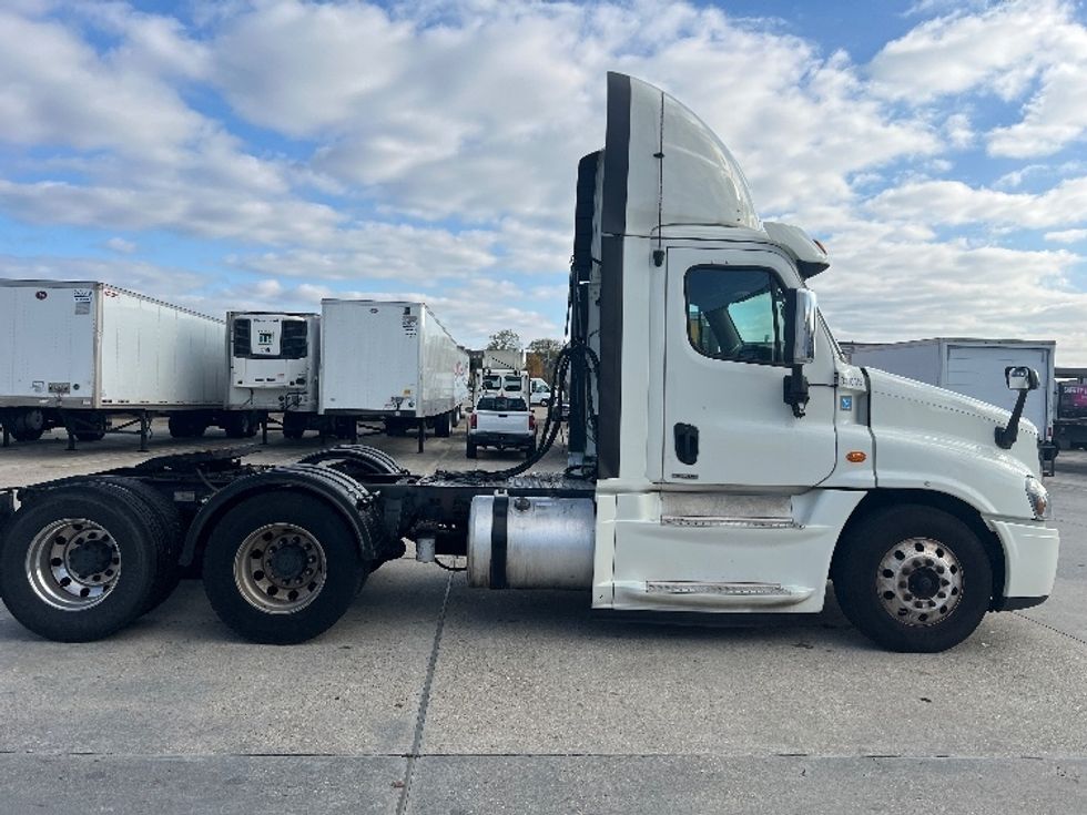 Day Cab Tractor-Heavy Duty Tractors-Freightliner-2019-Cascadia 12564ST-Hammond-LA-335,842\n\t\tmiles-$ 45,750 - Image 8