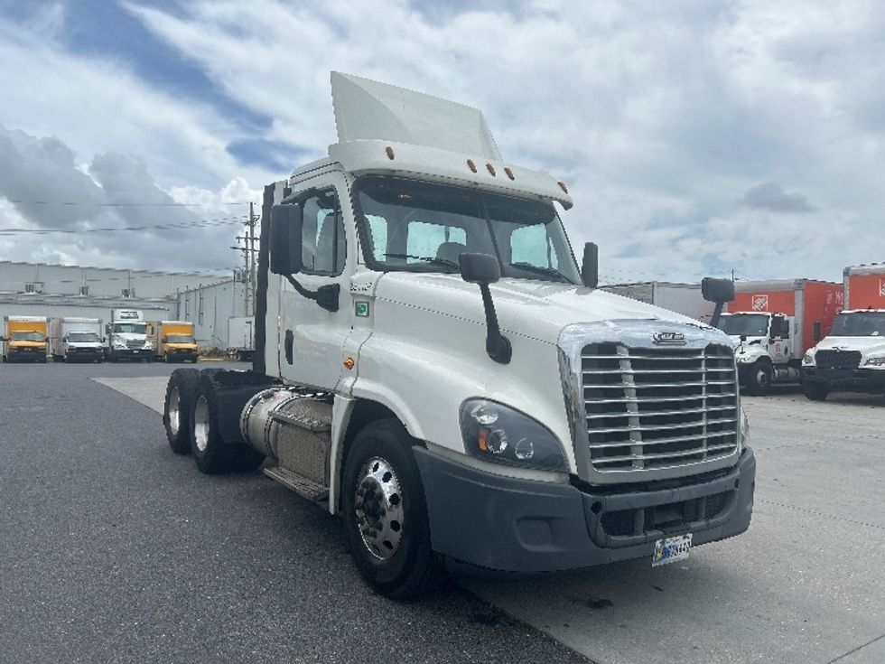 Day Cab Tractor-Heavy Duty Tractors-Freightliner-2019-Cascadia 12564ST-Hammond-LA-423,000\n\t\tmiles-$ 39,750 - Image 1
