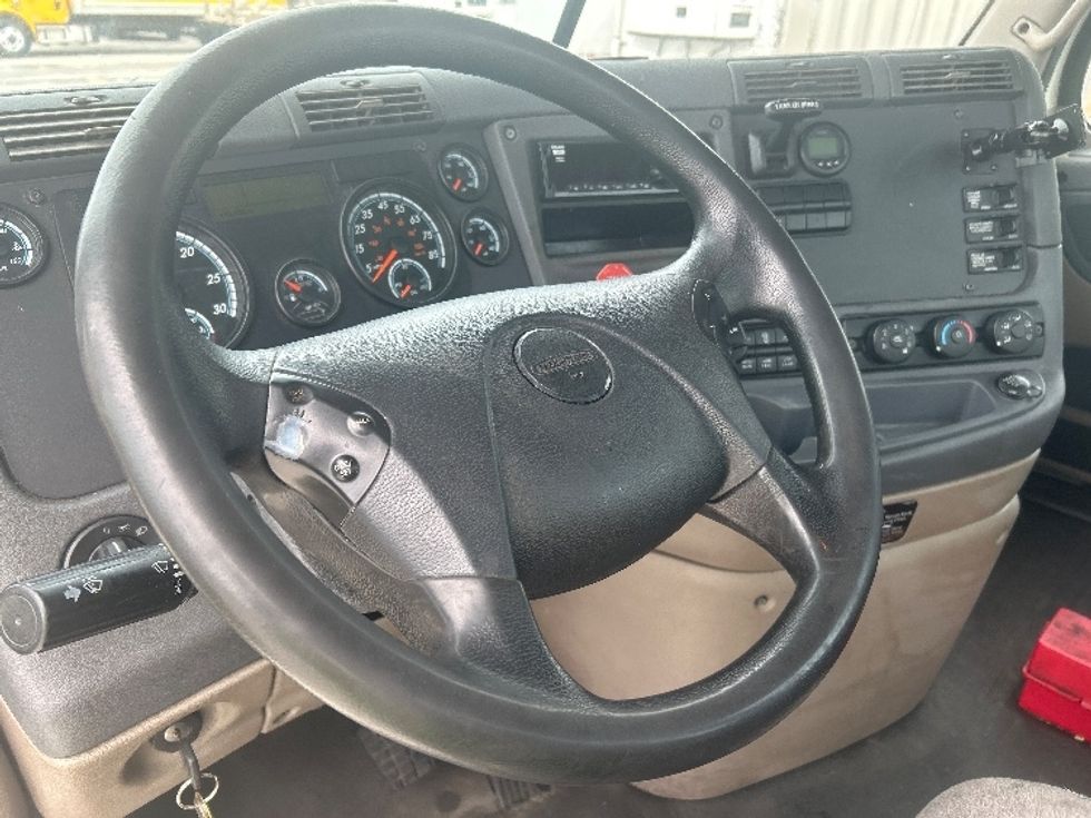 Day Cab Tractor-Heavy Duty Tractors-Freightliner-2019-Cascadia 12564ST-Hammond-LA-423,000\n\t\tmiles-$ 39,750 - Image 10