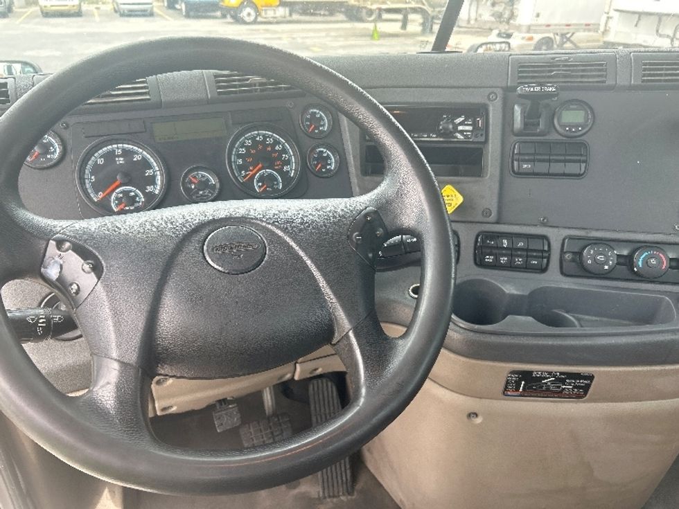 Day Cab Tractor-Heavy Duty Tractors-Freightliner-2019-Cascadia 12564ST-Hammond-LA-423,000\n\t\tmiles-$ 39,750 - Image 11