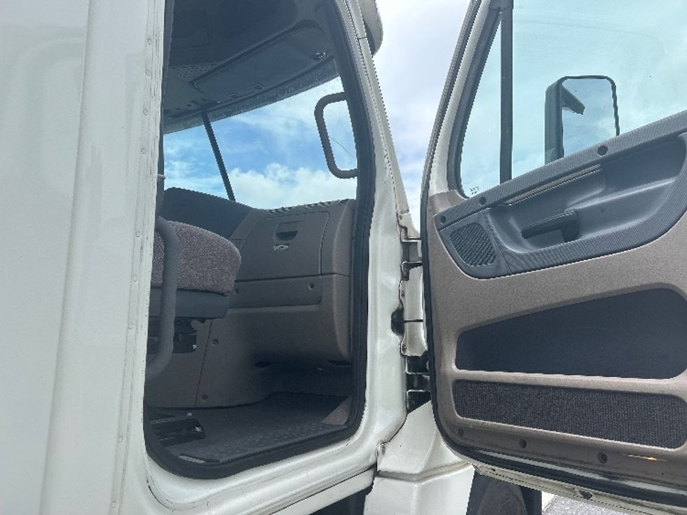 Day Cab Tractor-Heavy Duty Tractors-Freightliner-2019-Cascadia 12564ST-Hammond-LA-423,000\n\t\tmiles-$ 39,750 - Image 12