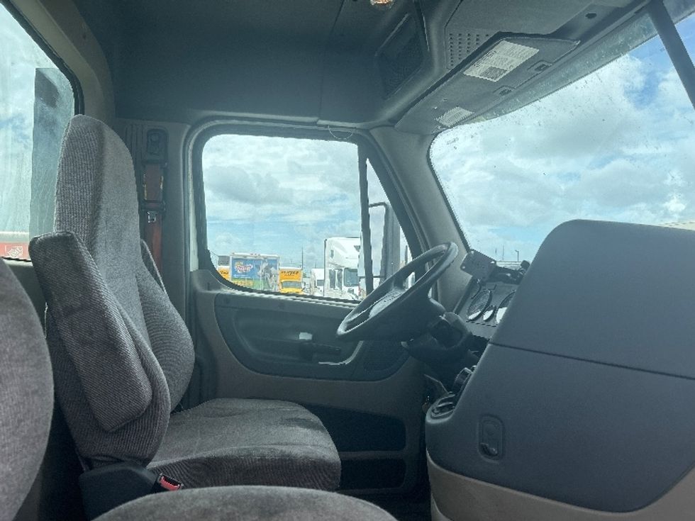 Day Cab Tractor-Heavy Duty Tractors-Freightliner-2019-Cascadia 12564ST-Hammond-LA-423,000\n\t\tmiles-$ 39,750 - Image 14