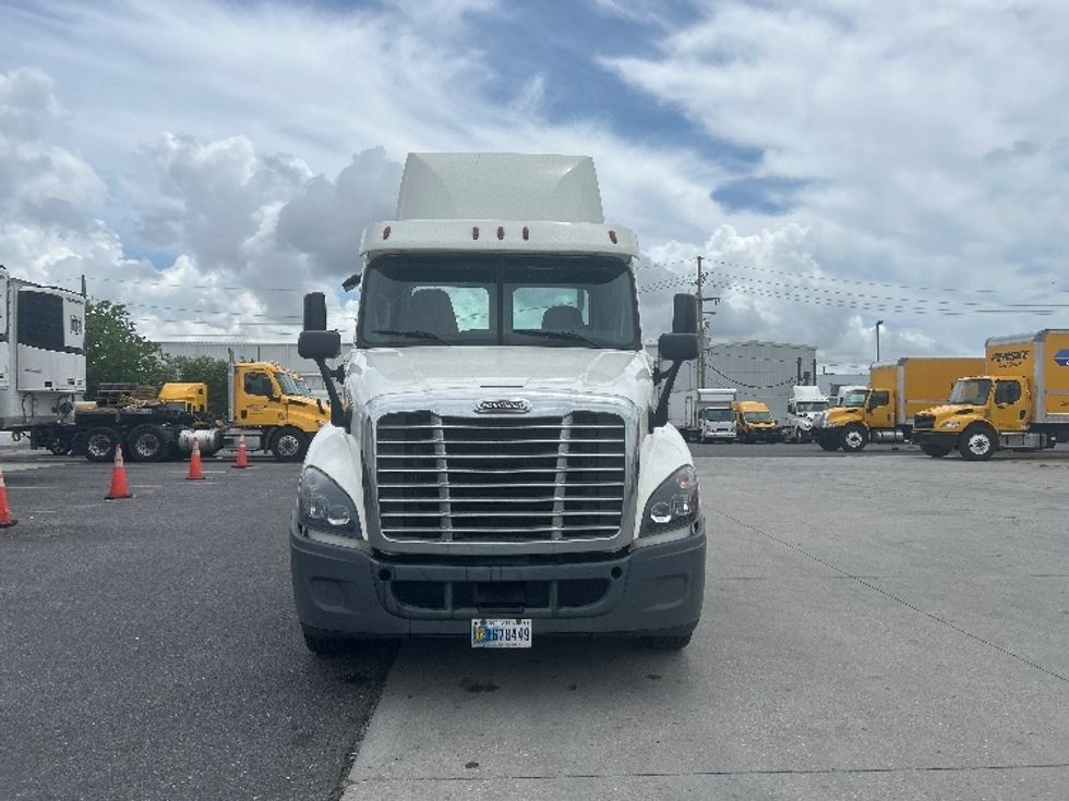 Day Cab Tractor-Heavy Duty Tractors-Freightliner-2019-Cascadia 12564ST-Hammond-LA-423,000\n\t\tmiles-$ 39,750 - Image 2