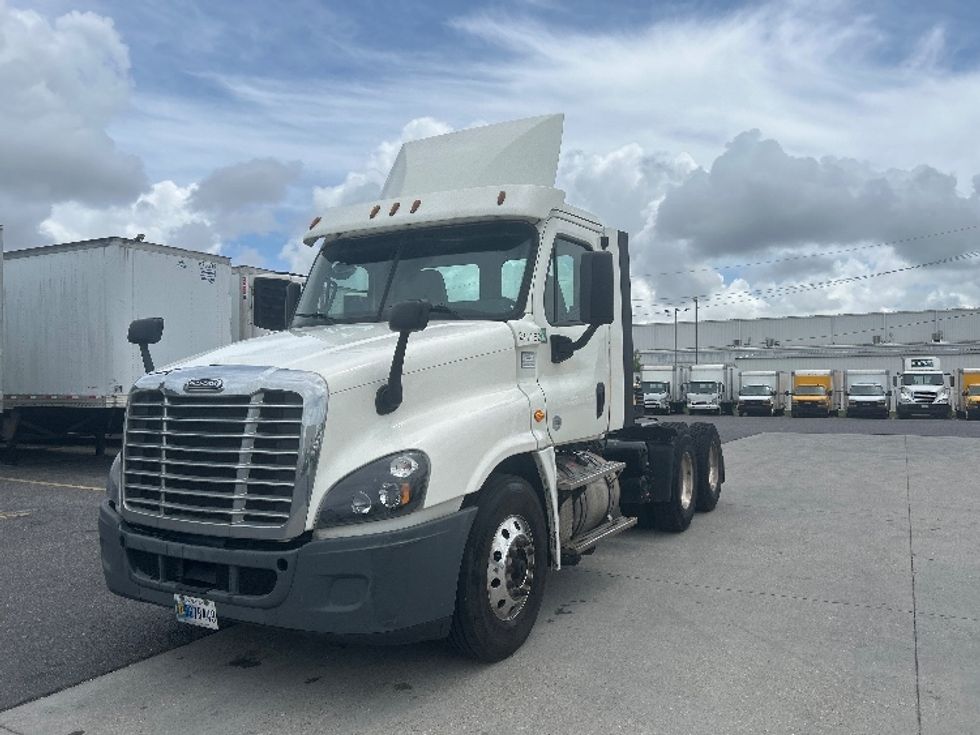 Day Cab Tractor-Heavy Duty Tractors-Freightliner-2019-Cascadia 12564ST-Hammond-LA-423,000\n\t\tmiles-$ 39,750 - Image 3