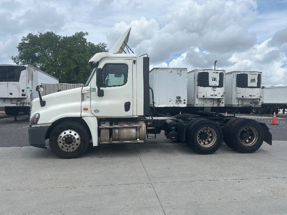 Day Cab Tractor-Heavy Duty Tractors-Freightliner-2019-Cascadia 12564ST-Hammond-LA-423,000\n\t\tmiles-$ 39,750 - Image 4