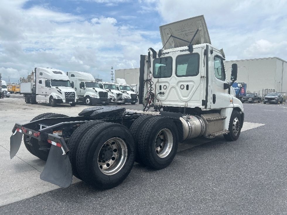 Day Cab Tractor-Heavy Duty Tractors-Freightliner-2019-Cascadia 12564ST-Hammond-LA-423,000\n\t\tmiles-$ 39,750 - Image 7
