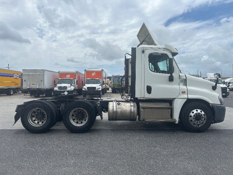 Day Cab Tractor-Heavy Duty Tractors-Freightliner-2019-Cascadia 12564ST-Hammond-LA-423,000\n\t\tmiles-$ 39,750 - Image 8