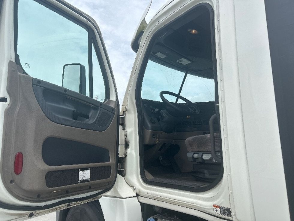 Day Cab Tractor-Heavy Duty Tractors-Freightliner-2019-Cascadia 12564ST-Hammond-LA-423,000\n\t\tmiles-$ 39,750 - Image 9