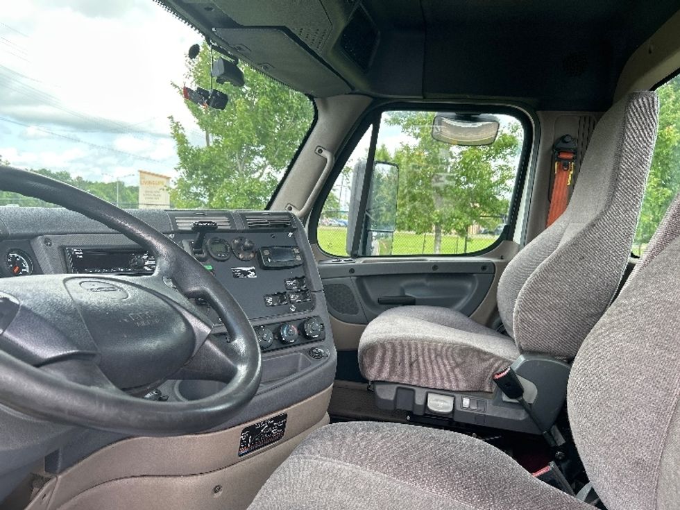 Day Cab Tractor-Heavy Duty Tractors-Freightliner-2019-Cascadia 12564ST-Hammond-LA-548,679\n\t\tmiles-$ 35,750 - Image 10