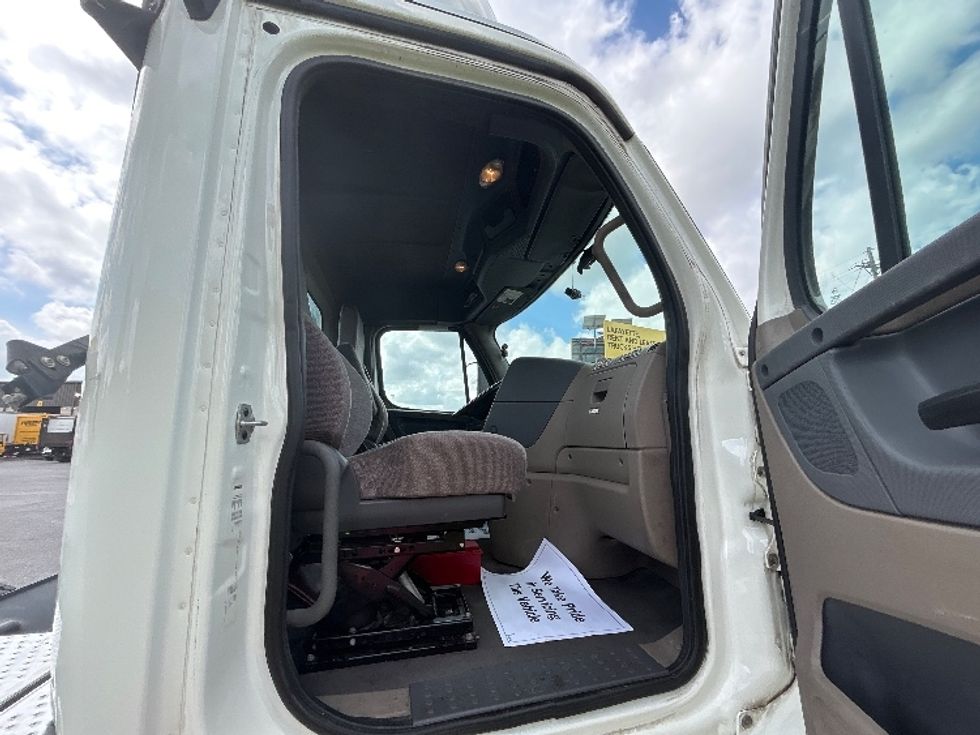 Day Cab Tractor-Heavy Duty Tractors-Freightliner-2019-Cascadia 12564ST-Hammond-LA-548,679\n\t\tmiles-$ 35,750 - Image 12