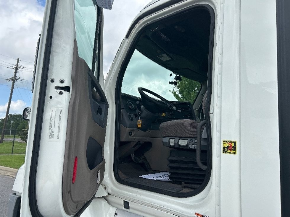 Day Cab Tractor-Heavy Duty Tractors-Freightliner-2019-Cascadia 12564ST-Hammond-LA-548,679\n\t\tmiles-$ 35,750 - Image 9