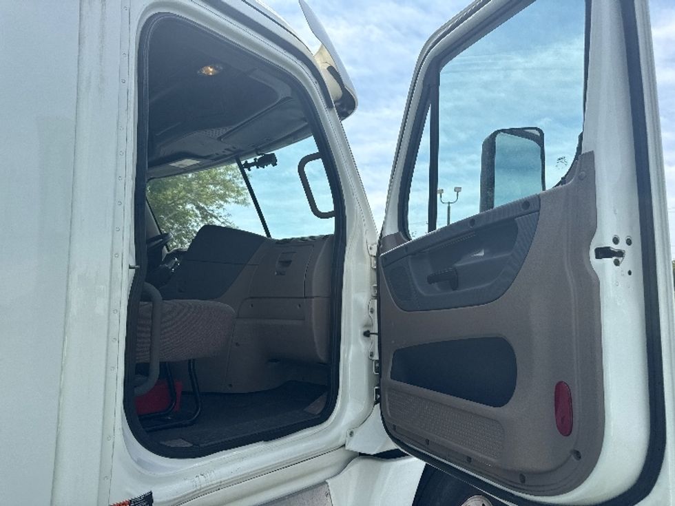 Day Cab Tractor-Heavy Duty Tractors-Freightliner-2019-Cascadia 12564ST-Harrisburg-PA-273,558\n\t\tmiles-$ 44,500 - Image 12