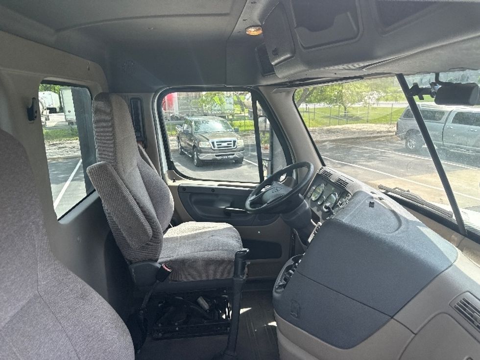 Day Cab Tractor-Heavy Duty Tractors-Freightliner-2019-Cascadia 12564ST-Harrisburg-PA-273,558\n\t\tmiles-$ 44,500 - Image 14