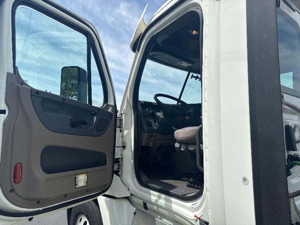 Day Cab Tractor-Heavy Duty Tractors-Freightliner-2019-Cascadia 12564ST-Harrisburg-PA-273,558\n\t\tmiles-$ 44,500 - Image 9