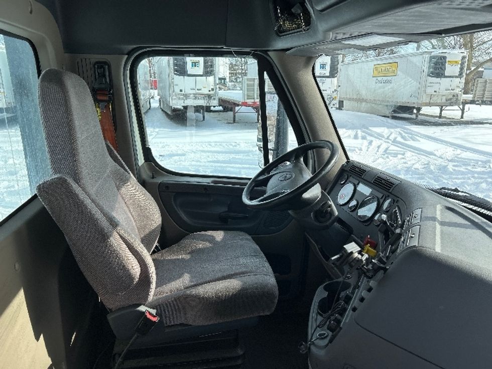 Day Cab Tractor-Heavy Duty Tractors-Freightliner-2019-Cascadia 12564ST-Harrisburg-PA-302,709\n\t\tmiles-$ 47,750 - Image 14