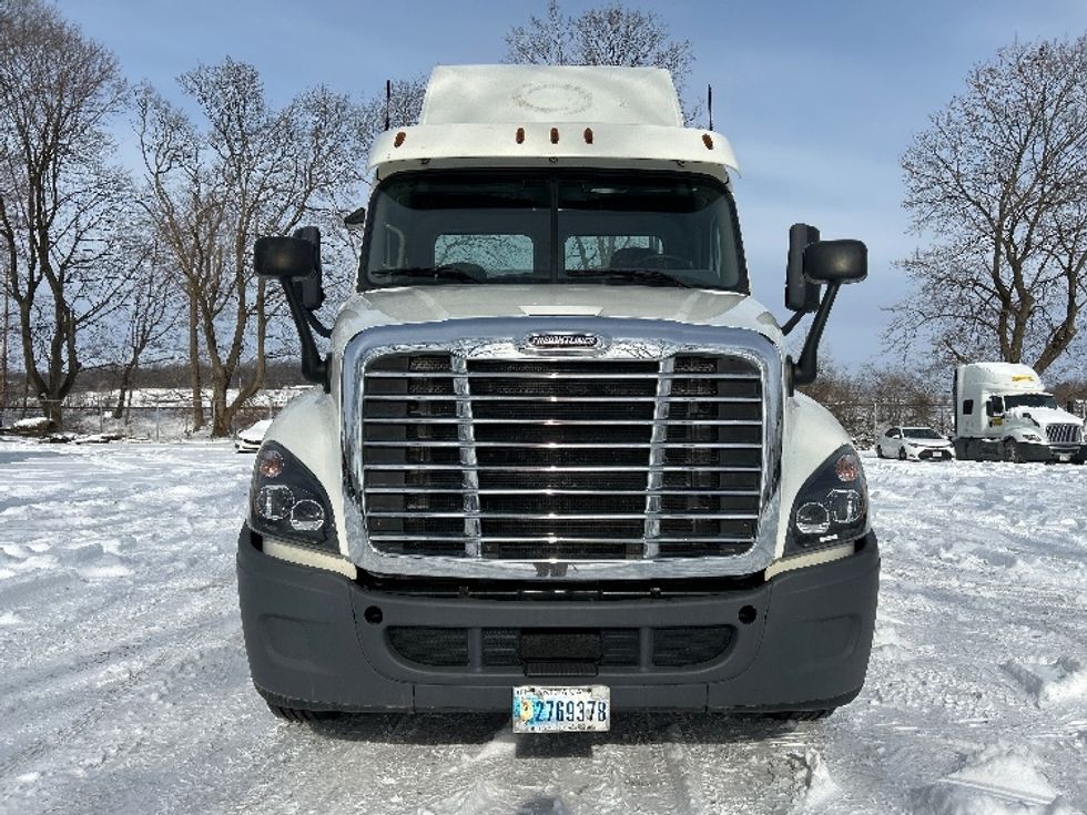 Day Cab Tractor-Heavy Duty Tractors-Freightliner-2019-Cascadia 12564ST-Harrisburg-PA-302,709\n\t\tmiles-$ 47,750 - Image 2