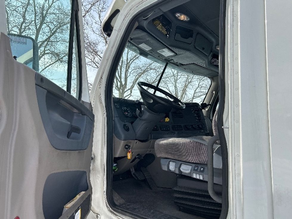 Day Cab Tractor-Heavy Duty Tractors-Freightliner-2019-Cascadia 12564ST-Harrisburg-PA-302,709\n\t\tmiles-$ 47,750 - Image 9