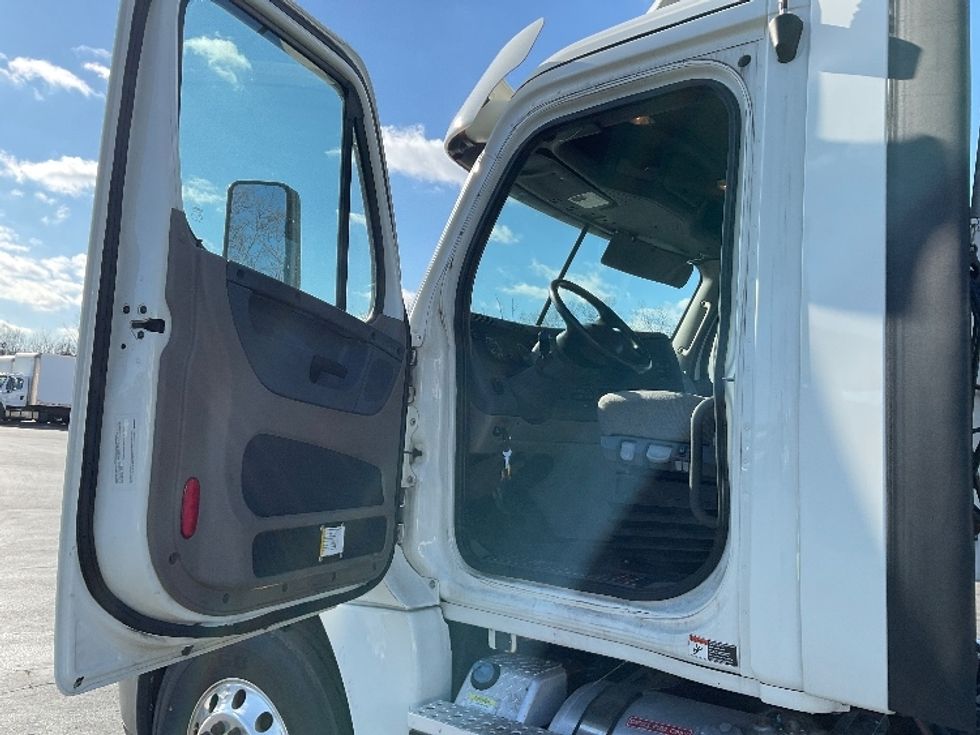 Day Cab Tractor-Heavy Duty Tractors-Freightliner-2019-Cascadia 12564ST-Harrisburg-PA-367,583\n\t\tmiles-$ 45,250 - Image 9