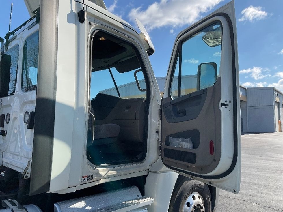 Day Cab Tractor-Heavy Duty Tractors-Freightliner-2019-Cascadia 12564ST-Harrisburg-PA-370,048\n\t\tmiles-$ 33,000 - Image 12