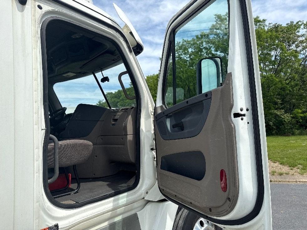 Day Cab Tractor-Heavy Duty Tractors-Freightliner-2019-Cascadia 12564ST-Harrisburg-PA-452,373\n\t\tmiles-$ 35,000 - Image 12