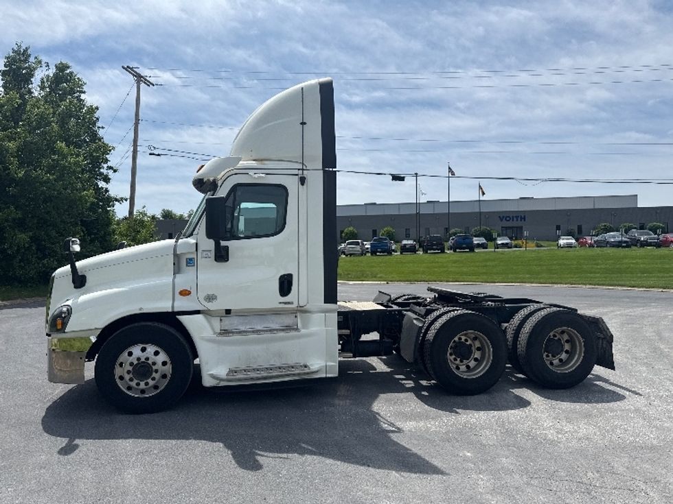 Day Cab Tractor-Heavy Duty Tractors-Freightliner-2019-Cascadia 12564ST-Harrisburg-PA-452,373\n\t\tmiles-$ 35,000 - Image 4