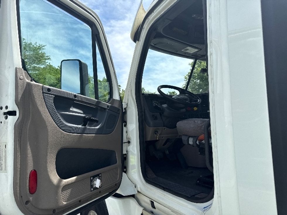 Day Cab Tractor-Heavy Duty Tractors-Freightliner-2019-Cascadia 12564ST-Harrisburg-PA-452,373\n\t\tmiles-$ 35,000 - Image 9