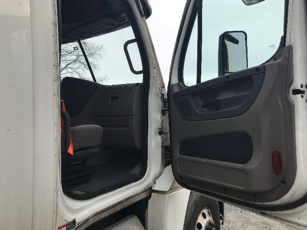 Day Cab Tractor-Heavy Duty Tractors-Freightliner-2019-Cascadia 12564ST-Harrisburg-PA-856,077\n\t\tmiles-$ 21,250 - Image 12