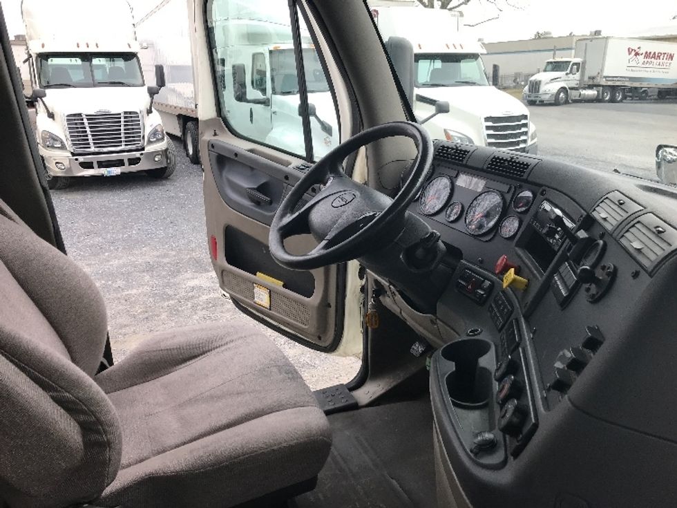 Day Cab Tractor-Heavy Duty Tractors-Freightliner-2019-Cascadia 12564ST-Harrisburg-PA-856,077\n\t\tmiles-$ 21,250 - Image 14