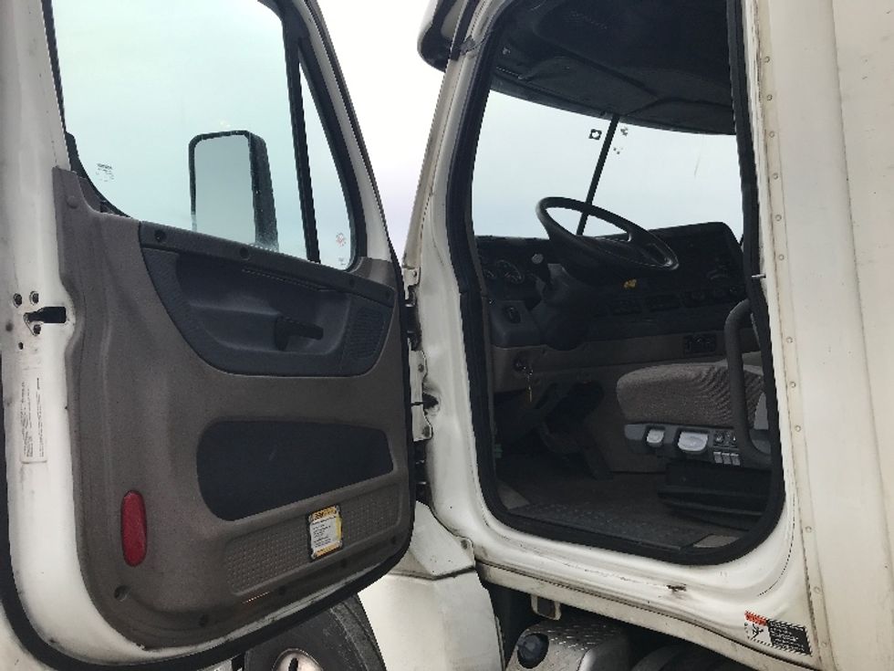 Day Cab Tractor-Heavy Duty Tractors-Freightliner-2019-Cascadia 12564ST-Harrisburg-PA-856,077\n\t\tmiles-$ 21,250 - Image 9