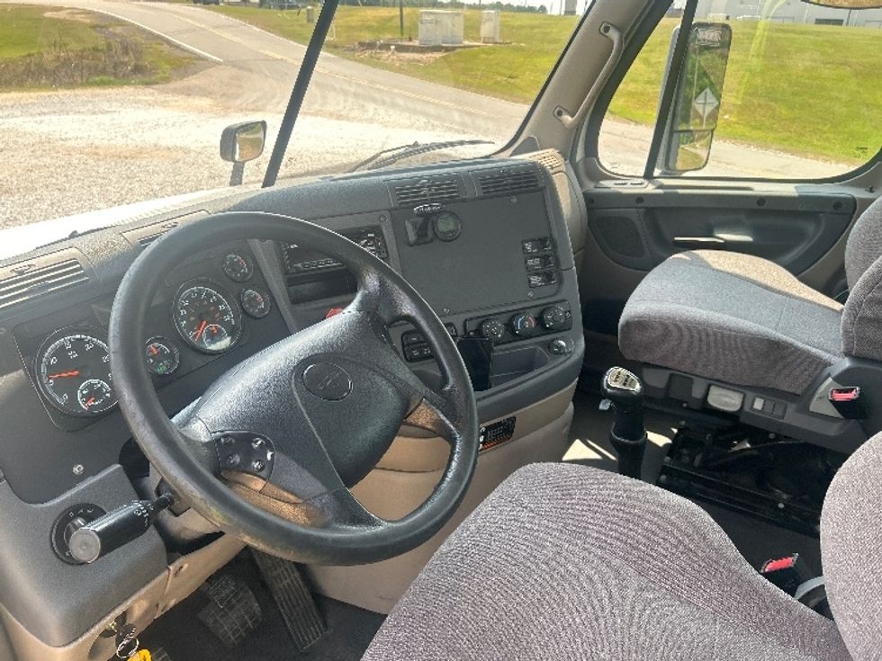 Day Cab Tractor-Heavy Duty Tractors-Freightliner-2019-Cascadia 12564ST-Hattiesburg-MS-521,339\n\t\tmiles-$ 33,500 - Image 10